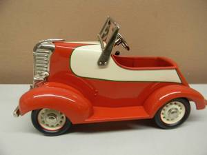 lot 18 image: HALLMARK KIDDIE CAR CLASSICS - 1938 GARTON LINCOLN ZEPHYR LUXORY EDITION - NEW IN BOX - NICE - SEE PICTURES
