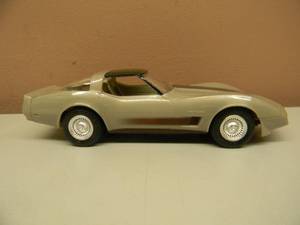 lot 24 image: AMT ERTL 124 SCALE COLLECTORS EDITION 1982 CHEVROLET CORVETTE #8157EO  - NICE - NEW IN BOX - GREAT PIECE - SEE PICTURES