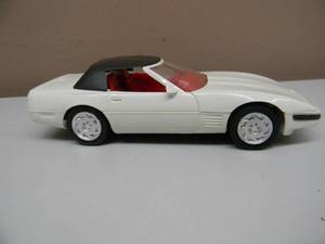 lot 25 image: AMT ERTL 124 SCALE SPECIAL EDITION 1 MILLIONTH CORVETTE - 1992 CORVETTE CONVERTIBLE  #6702 - NICE - NEW IN BOX - GREAT PIECE - SEE PICTURES