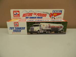 lot 28 image: RARE - HOLIDAY STATION STORES TOY TANKER TRUCK - LIMITED EDITION - NEW OLD STOCK - VERY COOL OLD SCHOOL PIECE - APPROX 14 - SEE PICTURES