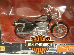 lot 37 image: MAISTO 118 SCALE DIE-CAST METAL COLLECTIBLE 95TH ANNIVERSARY MODELS - #31360 FLHR ROAD KING & XL 1200C SPORTSTER 1200 CUSTOM MOTOR CYCLES HARLEY-DAVIDSON - NICE - NEW IN BOX - GREAT PIECES - SEE PICTURES