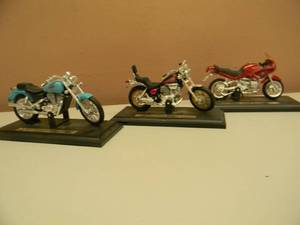 lot 38 image: MAISTO 118 SCALE COLLECTIBLE YAMAHA XV 1000 VIRAGO - BMW R1100RS - HONDA VT1100C2 - NICE - GREAT PIECES - SEE PICTURES