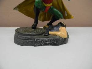 lot 59 image: ROBIN MONOGRAM MASTERWORKS DC COMICS BOBBLEHEAD - VERY COOL PIECE - APPROX 7 - SEE PICTURES