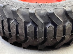(1) Heavy Equipment Wheel & Tire