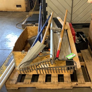 lot 21 image: Assorted Concrete Tools