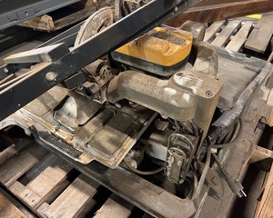 lot 18 image: Dewalt 10 Inch Wet Tile Saw