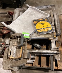 lot 19 image: Dewalt 10 Inch Wet Tile Saw