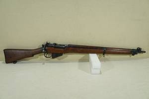 lot 7 image: 1942 Lee-Enfield No 4 Mk 1 .303 British Bolt-Action Rifle