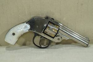 lot 39 image: Harrington & Richardson Second Model Top Break Hammerless .22 Rimfire Revolver