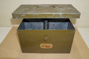 lot 80 image: Vintage Queen Revolving Seat and Shell Box