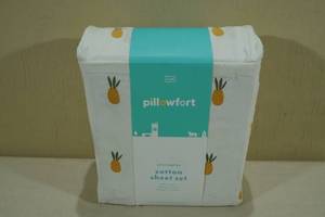 lot 210 image: Pillowfort Cotton Sheet Set -Full, WhitePineapples