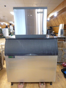 lot 1 image: Ice Machine with Bin