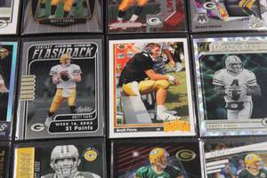 Brett Favre Base Insert & Parallel Football Card Lot  25 Different Cards