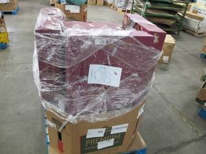 lot 108 image: Pallet of NEW Makers Mark Harvest Wreaths - 2 Different Styles.  Perfect for IndoorOutdoor Decorating