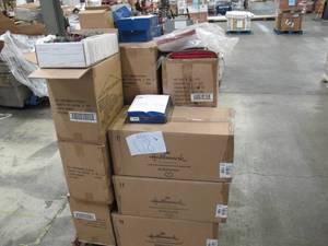 lot 118 image: Pallet of NEW Seasonal and Holiday Overstock Product - Store and Ecomm