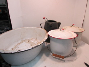 lot 2 image: Vintage Enamel Items