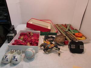 lot 10 image: Vintage Toy Lot