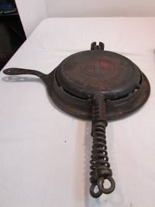 lot 11 image: Griswald Cast Iron Waffle Maker