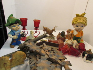 lot 12 image: Vintage Dcor