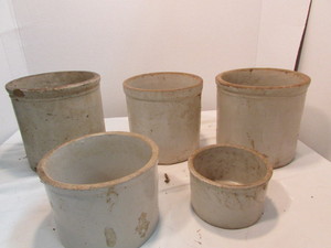 lot 14 image: Vintage Crocks