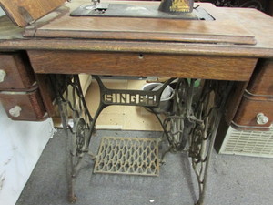 lot 30 image: Singer Sewing Machine