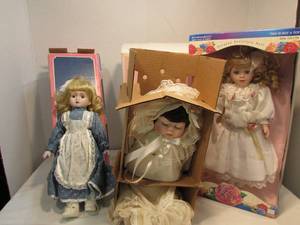 lot 100 image: Collector Dolls
