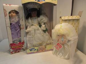 lot 125 image: Collector Dolls