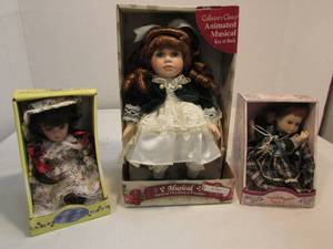 lot 126 image: Collector Dolls