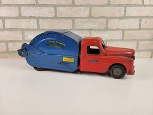 lot 1 image: STRUCTO City of Toyland Steel Toy Garbage Truck - Approx. 21 Long