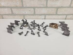lot 31 image: Collection of Lead Soldiers, House, Indian, Cannons and More - Includes 23 Pieces