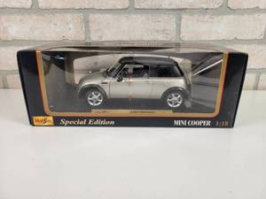 lot 61 image: MAISTO Mini Cooper Diecast Model in Box - 118 Scale
