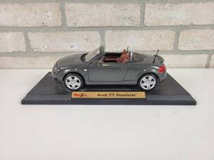 lot 63 image: MAISTO Audi TT Roadster Diecast Model - 118 Scale