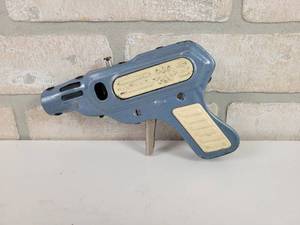 lot 127 image: Vintage Tin Sparkling Pistol Friction Sparking Toy Gun - Approx. 6 x 4 x 1