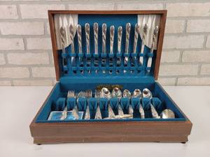 lot 132 image: Vintage TODOR PLATE Oneida Community Silversmiths Silverware Set in Case