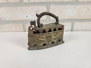 lot 165 image: Vintage Sad Coal Iron - Approx. 4 x 4 x 2