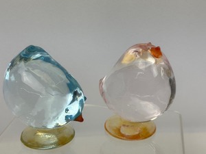 lot 35 image: Pair of Art Glass Bird Figurines