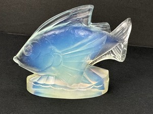 lot 22 image: Sabino Opalescent Glass Fish Figurine and Sabino Coquille Descargot Snail Shells