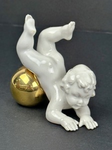 lot 55 image: Two Vintage German Art Deco Cherub Figurines - Two Hutschenreuthner Porcelain Cherub Figurines