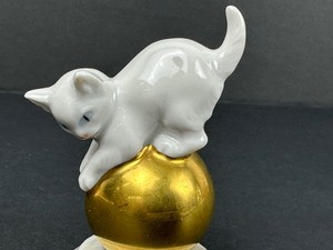 lot 56 image: Vintage Petite Rosenthal Playful Kitten Figurine