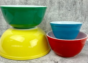 lot 125 image: Vintage Pyrex Primary Colors Nesting Mixing Bowl Set