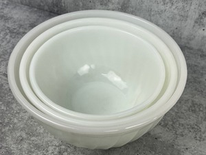 lot 122 image: Three Piece Anchor Hocking Fire King Milk Glass Nesting Mixing Bowl Set