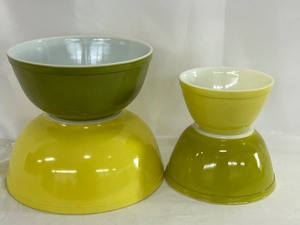lot 120 image: Pyrex Verde Green Set of Nesting Mixing Bowls
