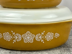 lot 118 image: Two Pyrex Butterfly Gold Casserole Dishes
