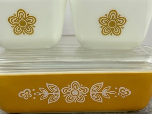 lot 117 image: Pyrex Three Piece Butterfly Gold Fridge Set
