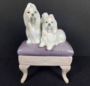 lot 160 image: Lladro Figurine - Looking Pretty #6688