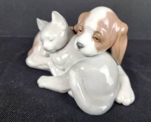 lot 162 image: Delightful Lladro Bossom Buddies Figurine