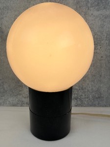 lot 88 image: Vintage Mid Century Globe Table Top Lamp