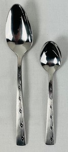 lot 225 image: Viners Silver Plated Citrus and Small Spoon Grouping