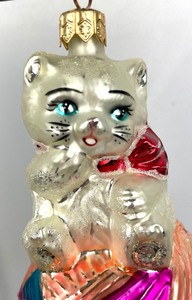 lot 221 image: Christopher Radko Kitty Cares Ornament