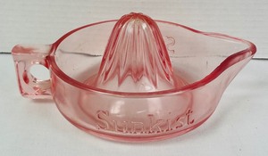 lot 243 image: Sunkist Juicer and 8 Vintage Rubbermaid Coasters